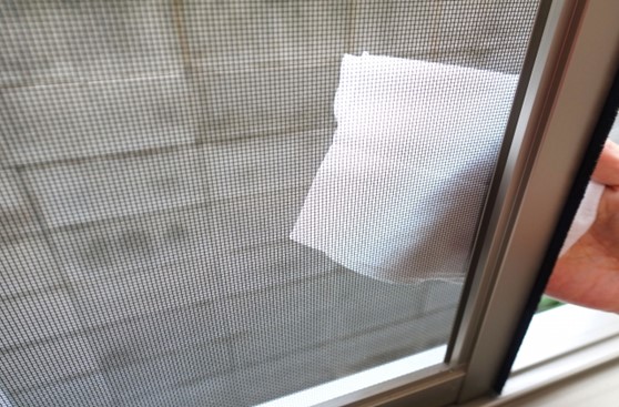 網戸を掃除する手順