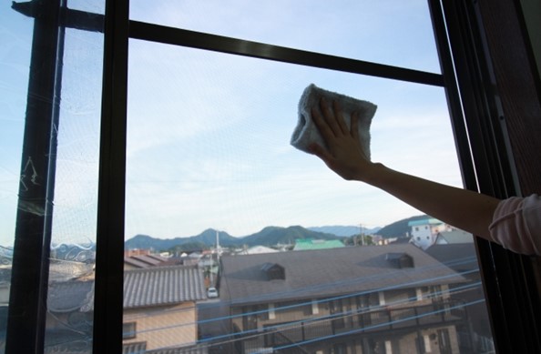 身近な道具で網戸をきれいに掃除する2つの方法