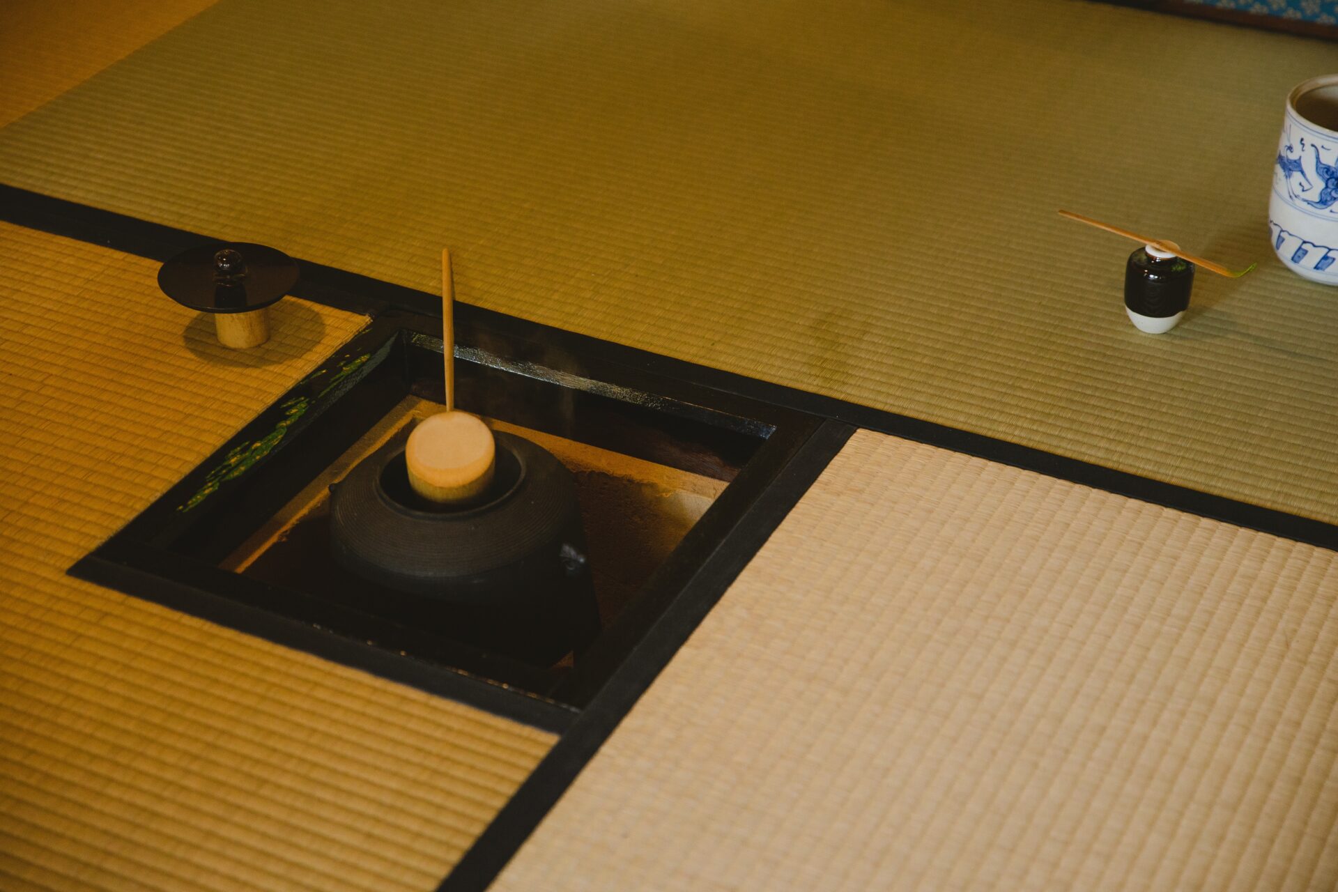 家紋をあしらった紋縁（もんべり）を踏むことになるから