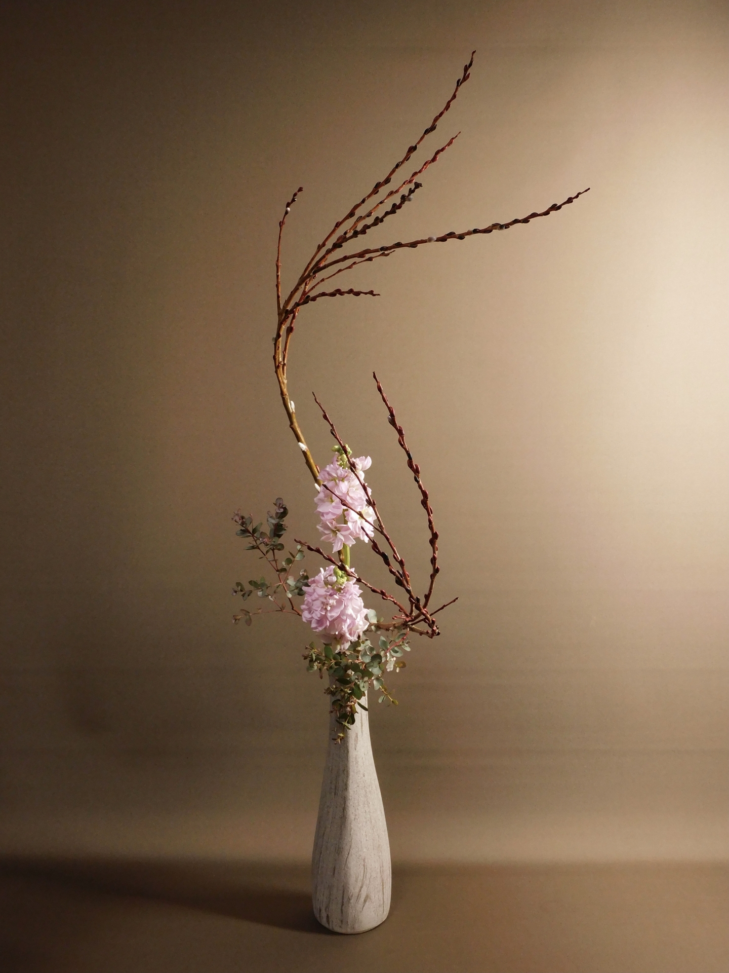 華道の先生のお薦め　四季別いけばな花材事典　講談社　華道茶道に必携 華道とは？初めての人向けの基礎知識を紹介 - wakore 和の暮らしメディア