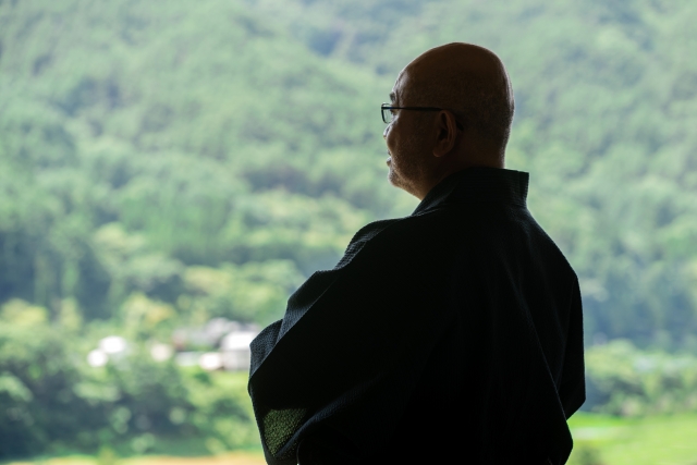 作務衣(さむえ)とは？甚平(じんべい)との違いも解説