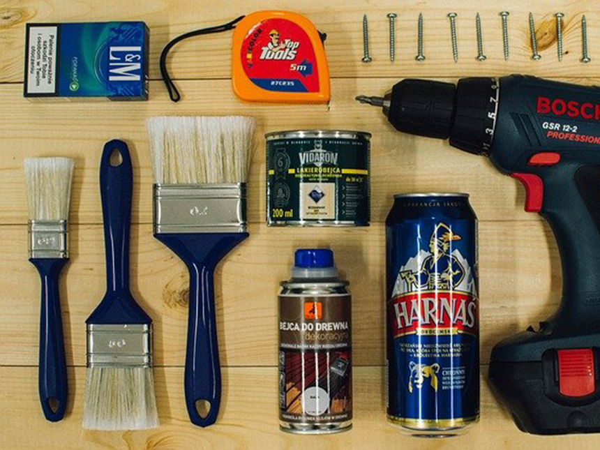 砂壁に壁紙を貼る際の手順の画像